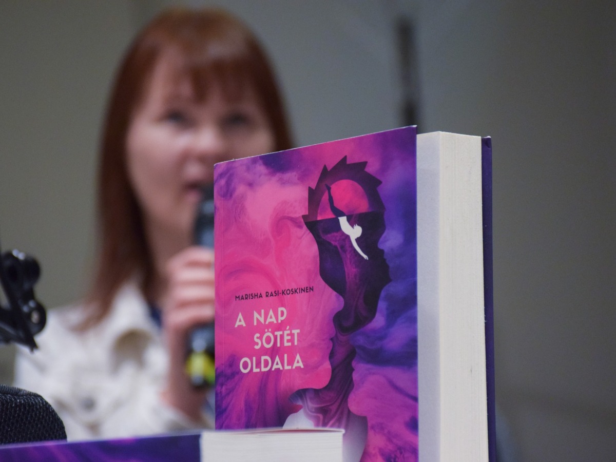 „Kaland az emberi elme és az egyéni történelmek világába” – beszélgetés Marisha Rasi-Koskinen finn írónővel