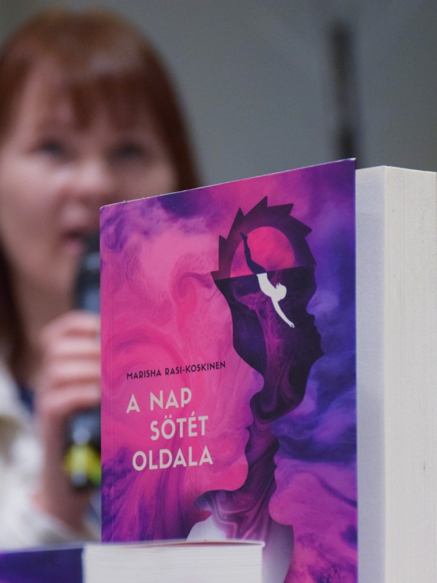 „Kaland az emberi elme és az egyéni történelmek világába” – beszélgetés Marisha Rasi-Koskinen finn írónővel